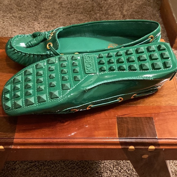 MICHAEL KORS GREEN LOAFERS. SIZE 6. THIS GREEN💚💚 NWOT - Picture 4 of 11